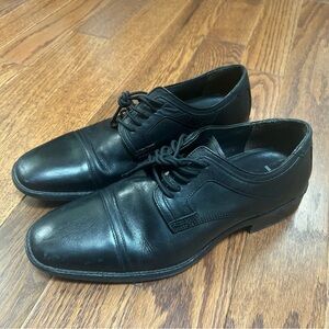 Johnston & Murphy Black Leather Sheepskin Cap Toe Oxfords - size 9.5